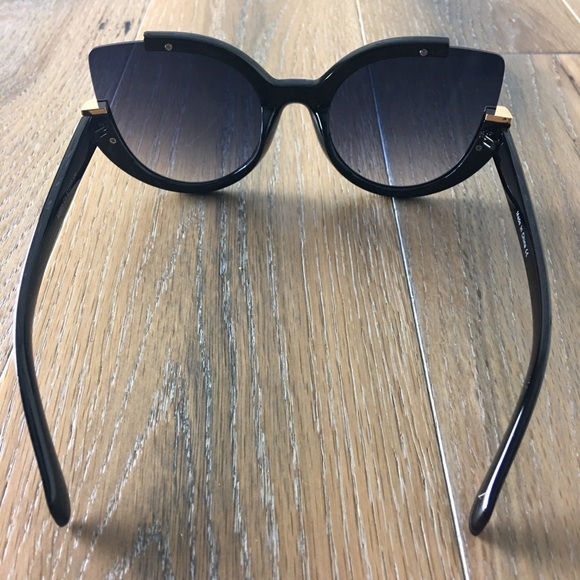 Bundle 2 for $8 Oversized Cat Eye Sunglasses - Picture 5 of 6